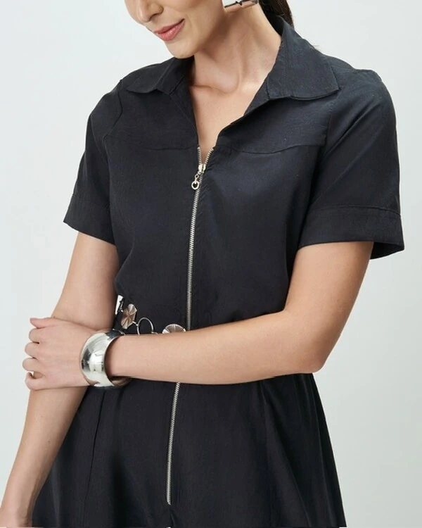 vestido evase com ziper frontal quebela