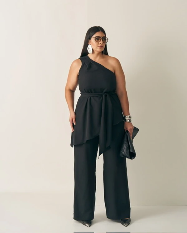 Conjunto calca reta+ blusa um ombro e faixa quebela