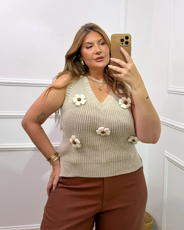 colete tricot com flor broche planet