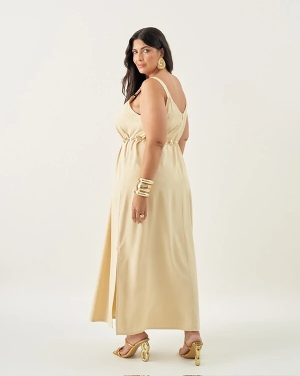 vestido longo com argolas quebela