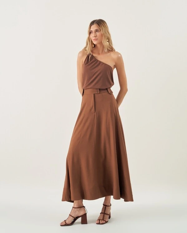 blusa um ombro fivela dourada quebela