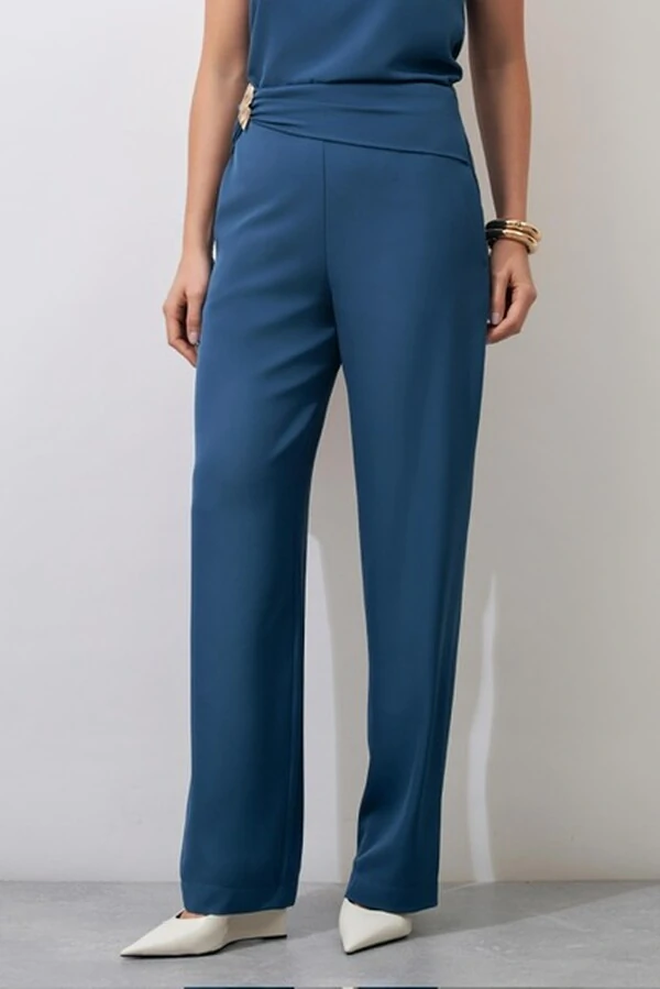 calca may com fivela dourada no cos kayla