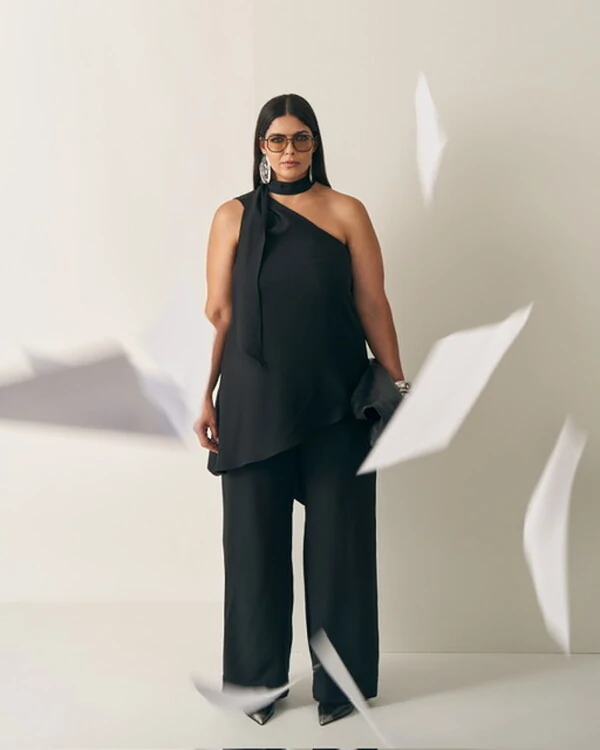 Conjunto calca reta+ blusa um ombro e faixa quebela