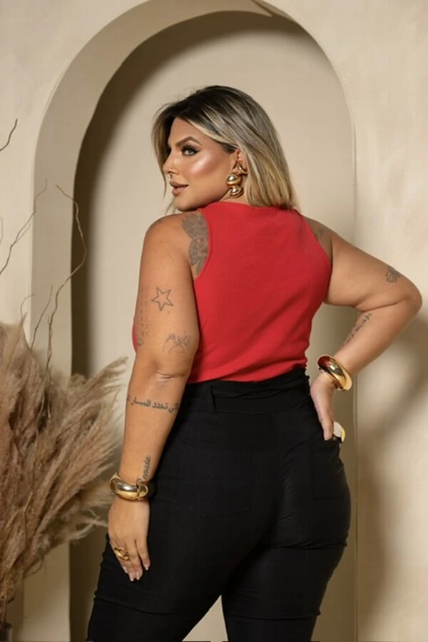 pre venda blusa canelada com acessorio milan