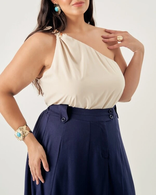 blusa um ombro fivela dourada quebela