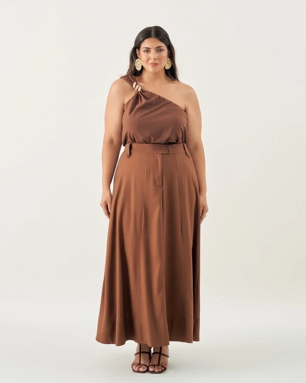 blusa um ombro fivela dourada quebela