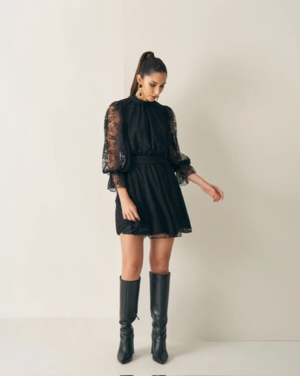 vestido renda core quebela