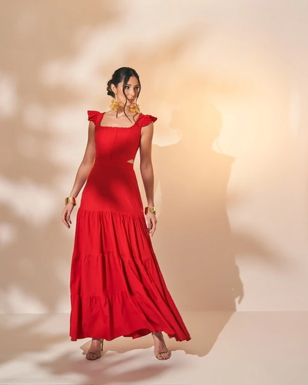 vestido longo com manga babado e cut out abaixo do busto quebela