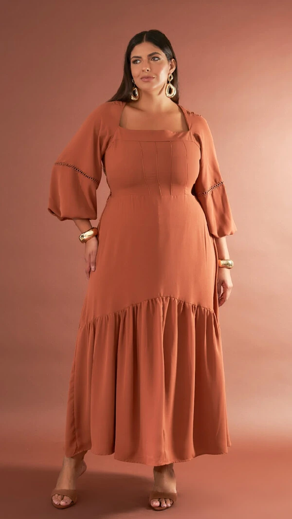 vestido midi evase decote arredondado quebela