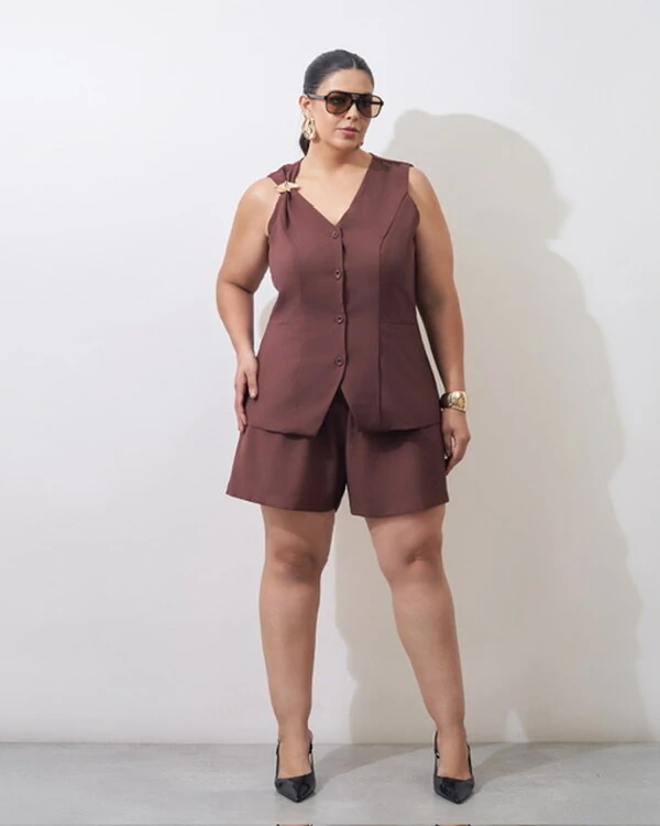 colete kelly alfaiataria viscose com aviamento dourado kayla