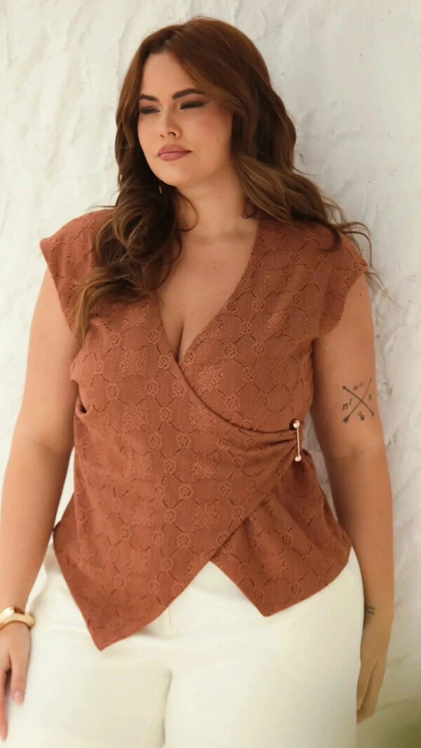 blusa em malha lasie com detalhe fivela lateral upper