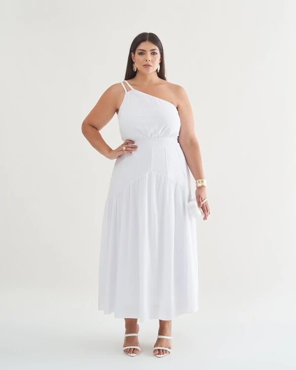 vestido midi um ombro franzido no ombro com movimento evase na barra quebela