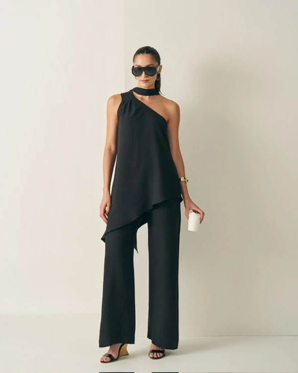 Conjunto calca reta+ blusa um ombro e faixa quebela