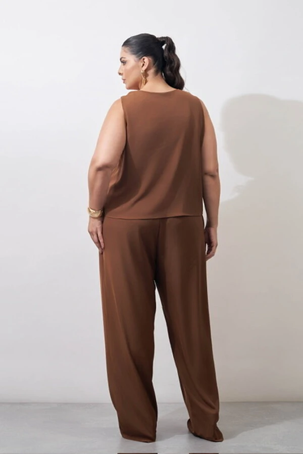 calca may com fivela dourada no cos kayla