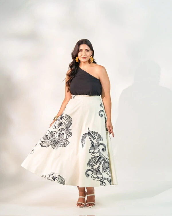 saia midi estampa efeito bordado quebela