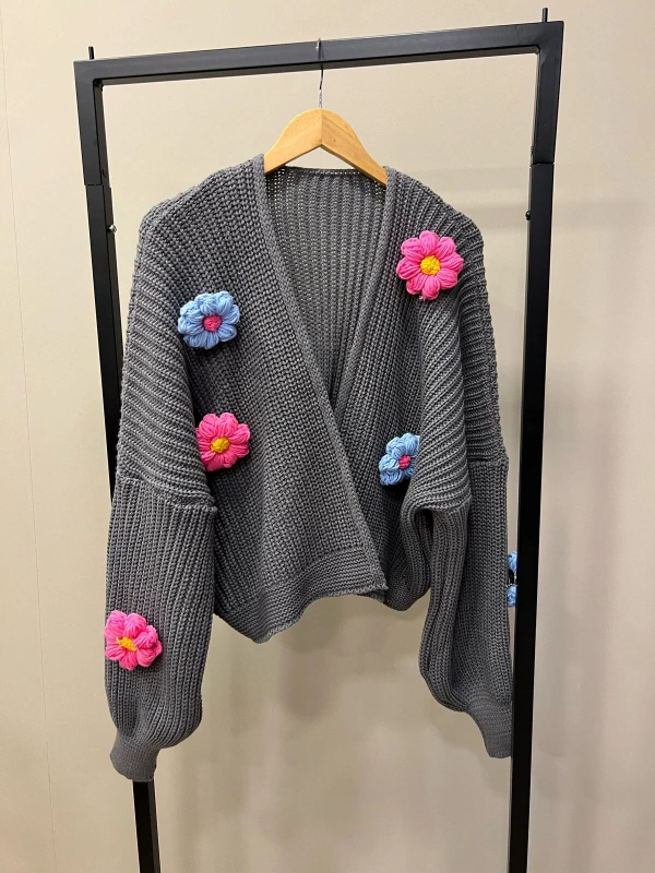 Cardigan tricot com broches de flor planet