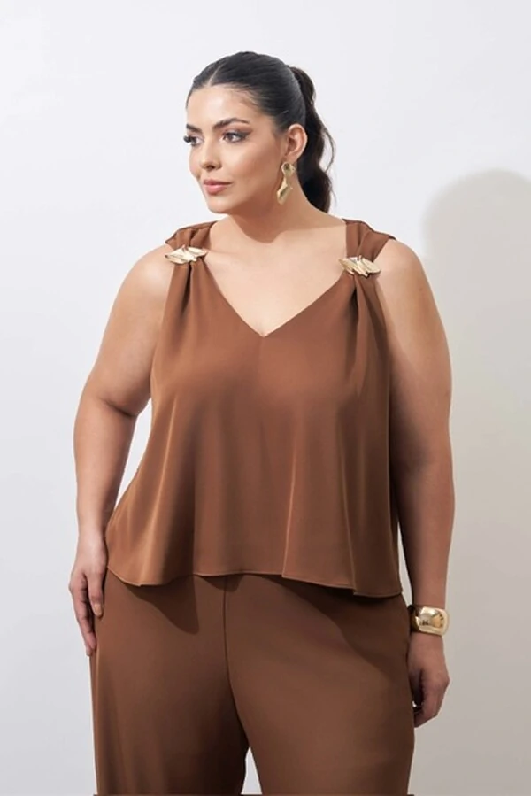 calca may com fivela dourada no cos kayla