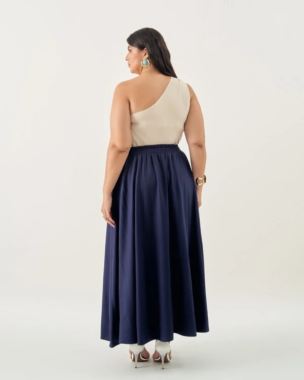 blusa um ombro fivela dourada quebela