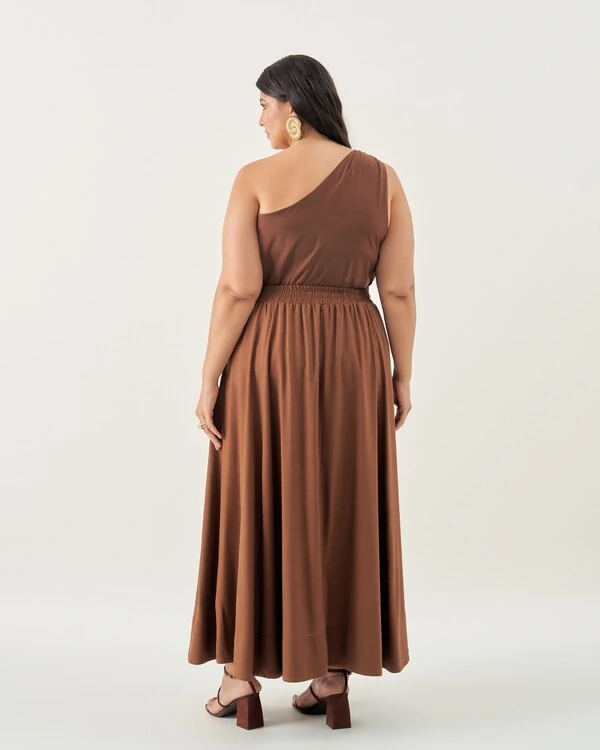 blusa um ombro fivela dourada quebela