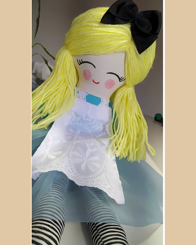Foto Boneca Alice – Peso de Porta Sustentável e Transformador