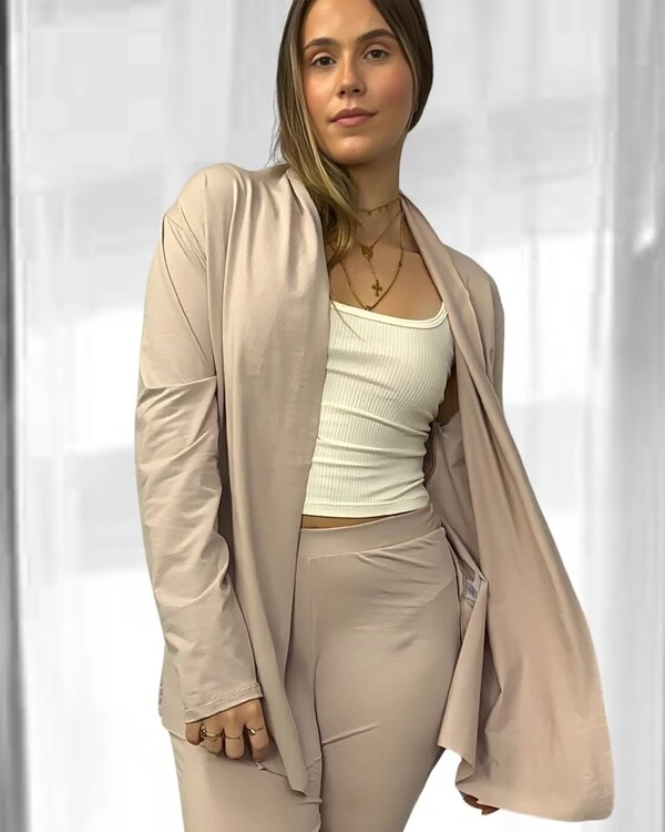 Cardigan Bossa Preguistê: O Abraço de Elegância do seu Conjunto