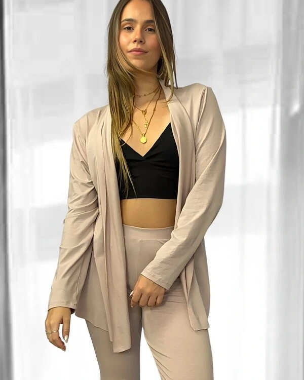 Cardigan Bossa Preguistê: O Abraço de Elegância do seu Conjunto