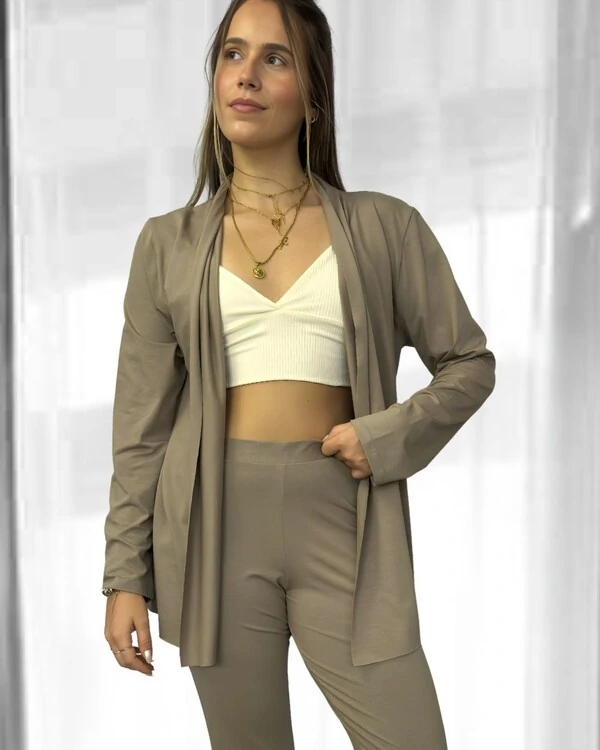 Cardigan Bossa Preguistê: O Abraço de Elegância do seu Conjunto