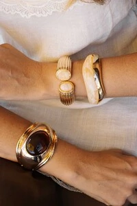 Bracelete Maxi Semi-Aberto Texturizado e Pedra Oval Dourado