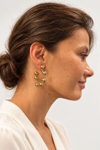 Brinco Semijoia Essenza Argola Esfera Média Dourado
