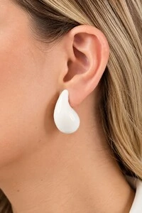 Brinco Hailley Gota Esmaltado Branco Pequeno Dourado