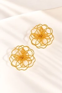 Brinco Semijoia Essenza Flor Trabalhado Vazado Médio Dourado