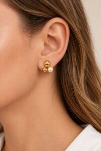 Brinco Semijoia Essenza Esfera e Pérola Dourado