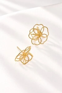 Brinco Semijoia Essenza Flor Trabalhado Vazado Pequeno Dourado