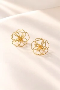 Brinco Semijoia Essenza Flor Trabalhado Vazado Pequeno Dourado