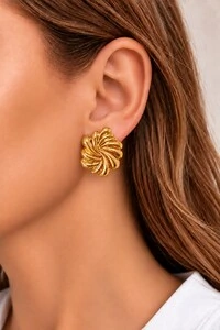 Brinco Semijoia Essenza Flor Plissada Dourado