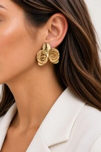 Brinco Semijoia Lumen Orquídea Trabalhado Dourado