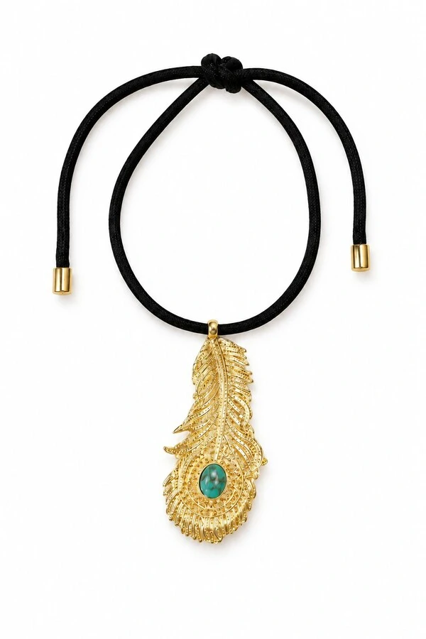 Gargantilha Choker Cordão Ajustável e Pingente Pena Dourado