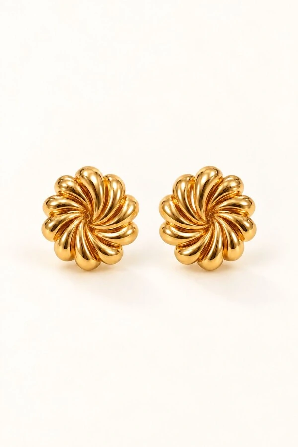 Brinco Semijoia Essenza Flor Plissada Dourado