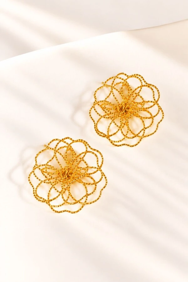 Brinco Semijoia Essenza Flor Trabalhado Vazado Médio Dourado