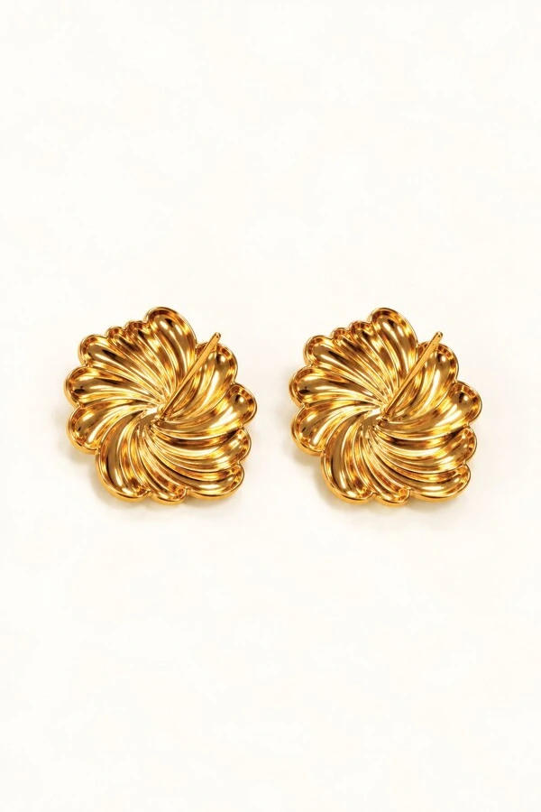 Brinco Semijoia Essenza Flor Plissada Dourado