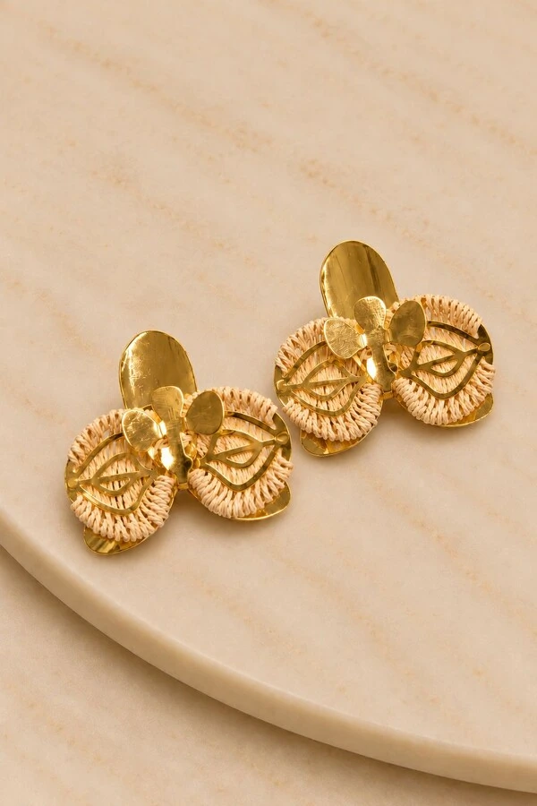 Brinco Semijoia Lumen Orquídea Trabalhado Dourado