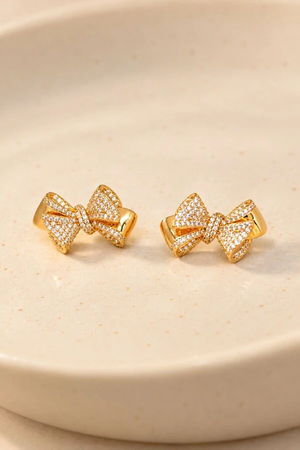 Brinco Semijoia Dalila Laço Cravejado Dourado