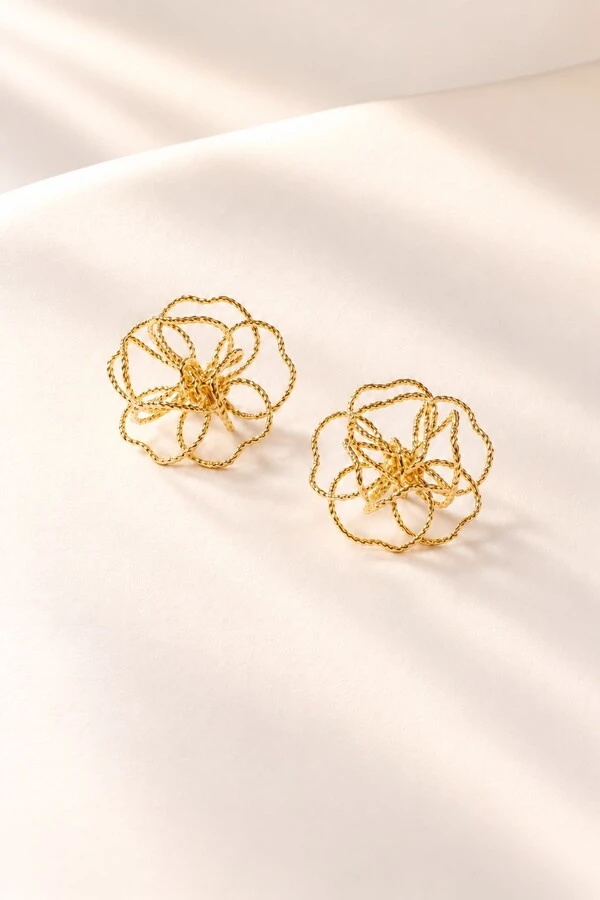 Brinco Semijoia Essenza Flor Trabalhado Vazado Pequeno Dourado