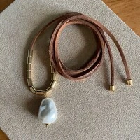 Colar Couro Caramelo Pérola Barroca