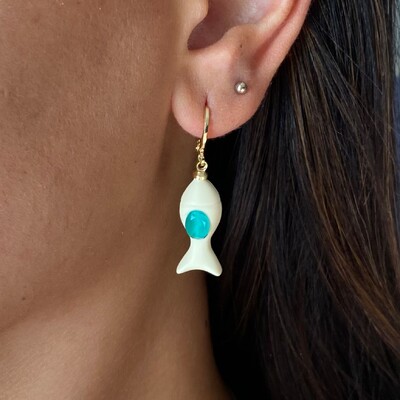 Foto Argola Pingente Sardinha Off White