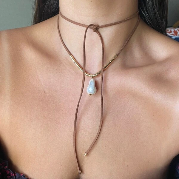 Colar Couro Caramelo Pérola Barroca