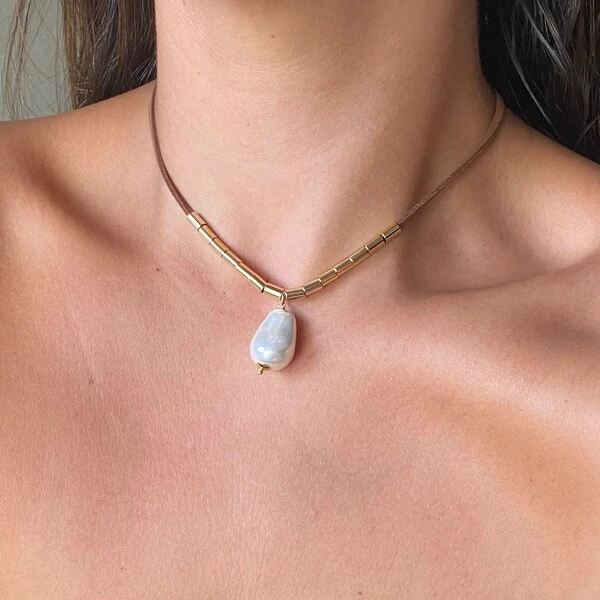 Colar Couro Caramelo Pérola Barroca