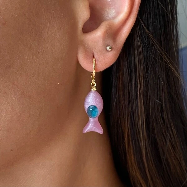 Argola Pingente Sardinha Rosa