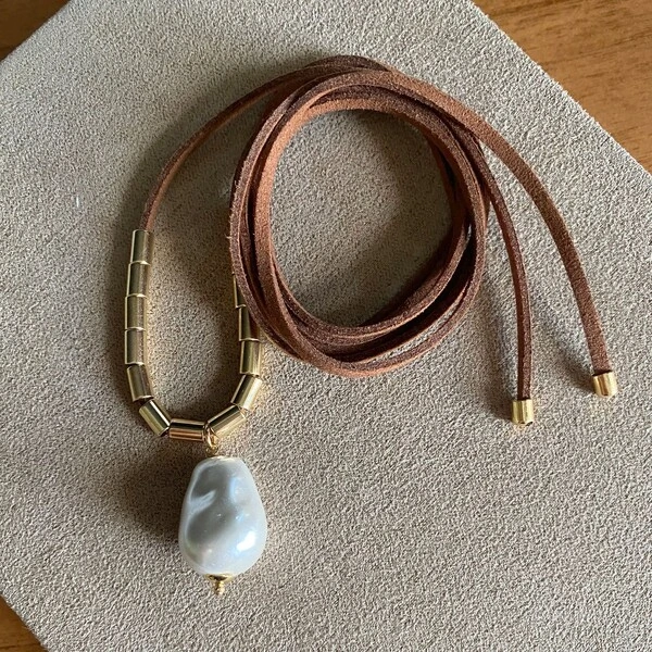 Colar Couro Caramelo Pérola Barroca