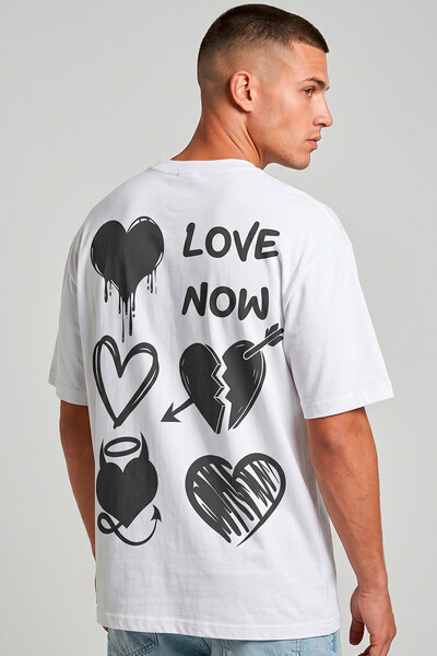 Foto Camiseta oversized branca Love Now